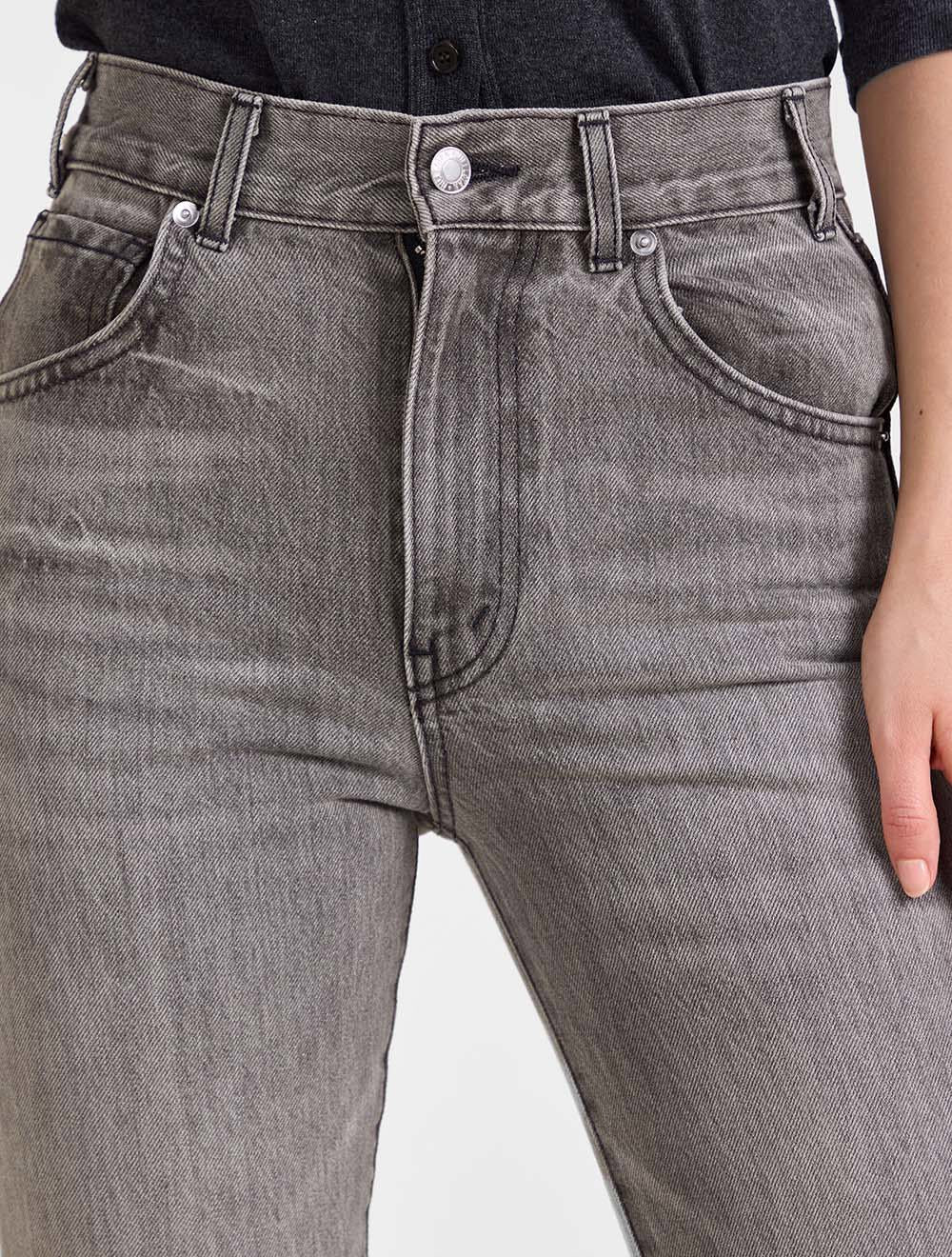 מכנסי ג'ינס ג'ואן בגזרה ישרה