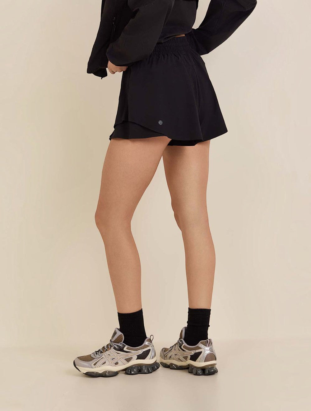 Tiered-Hem מותן גבוה Run שורט 2.5