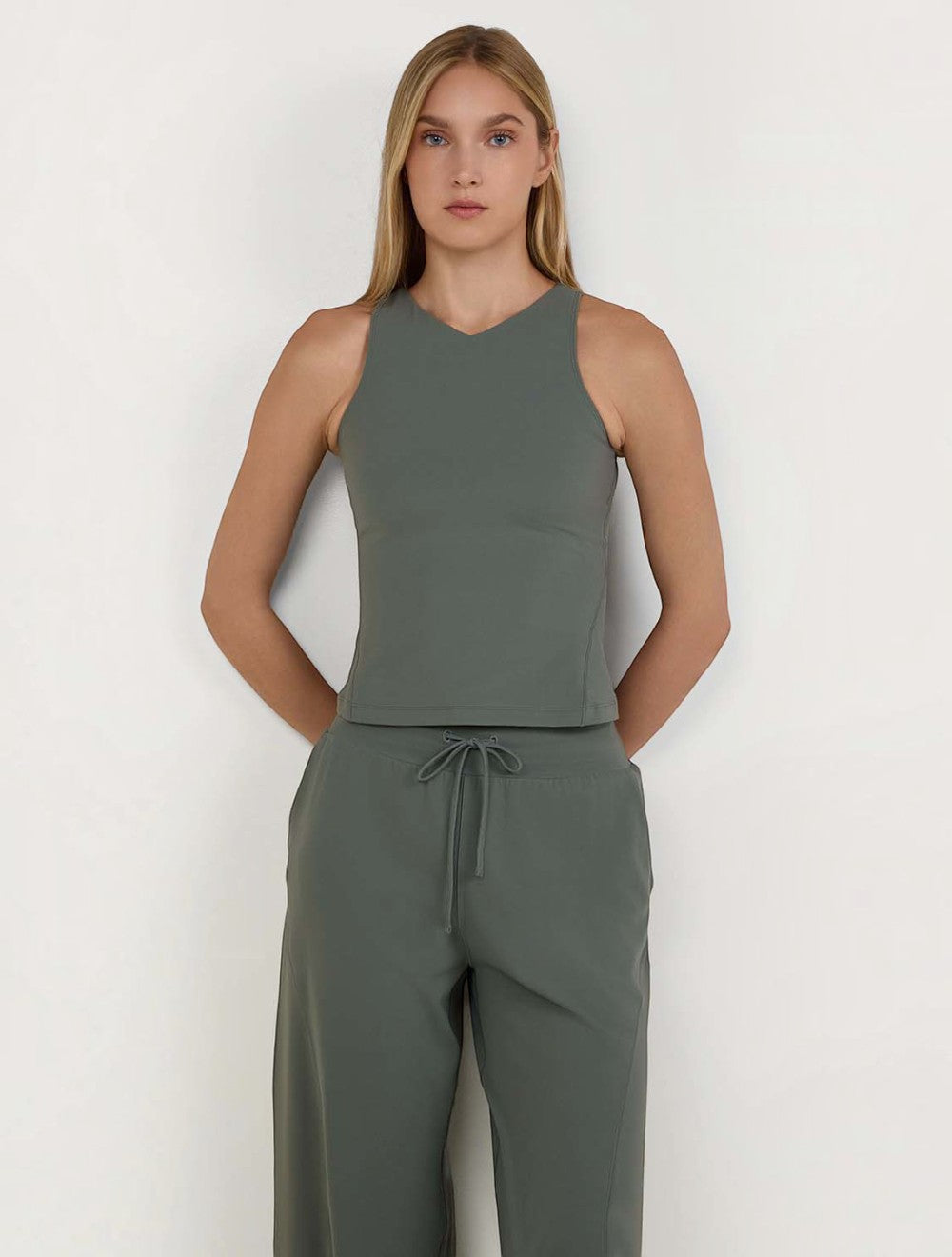 גופיית lululemon Align™ צווארון וי מיני