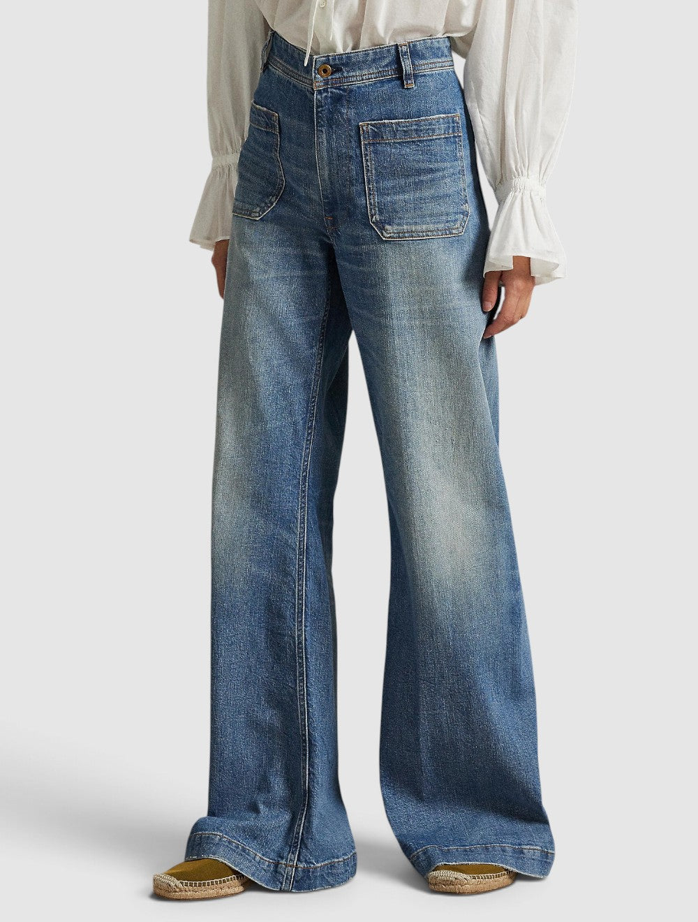 מכנסי ג'ינס בגזרה מתרחבת