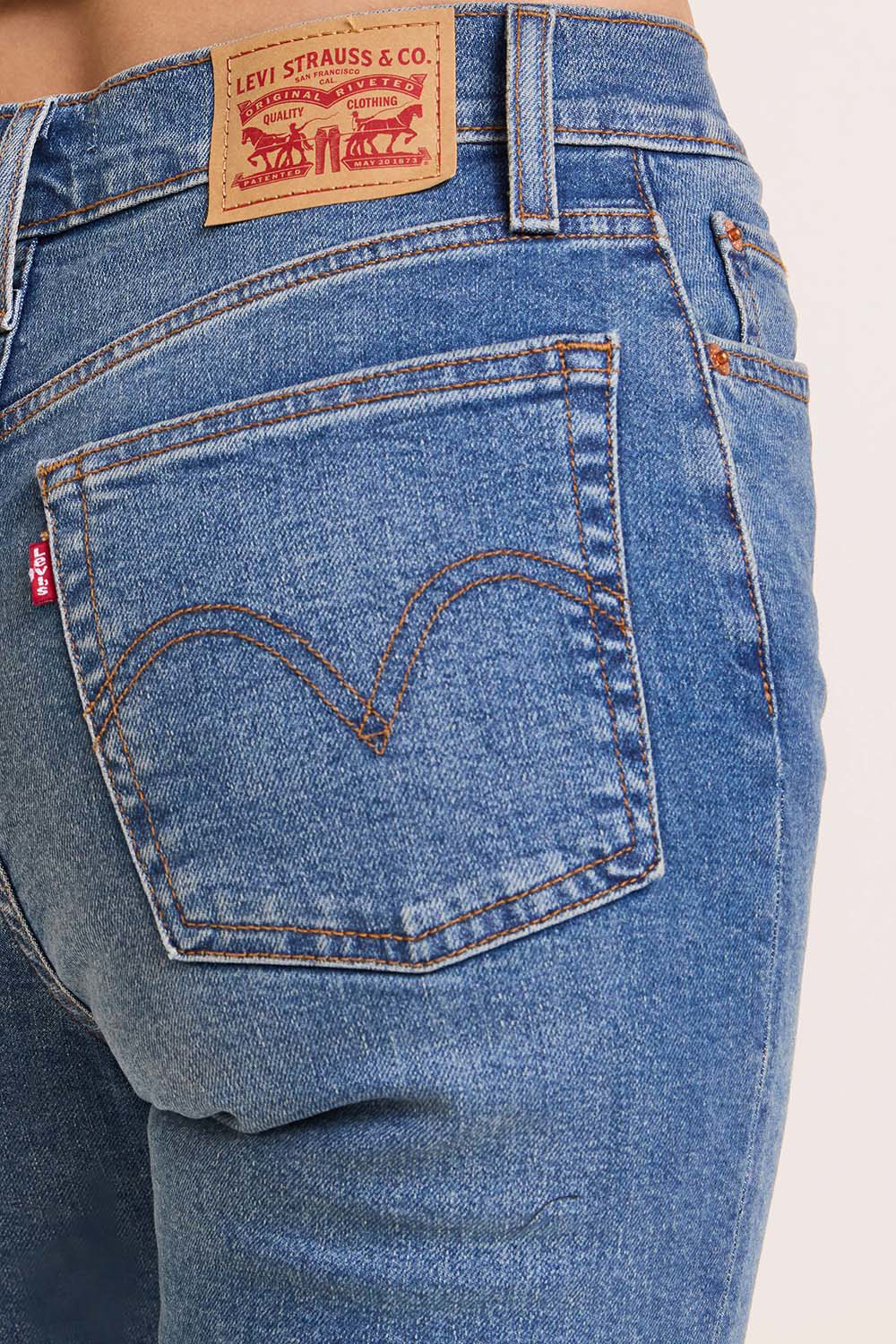 ג'ינס Wedgie רגל ישרה מותן גבוה