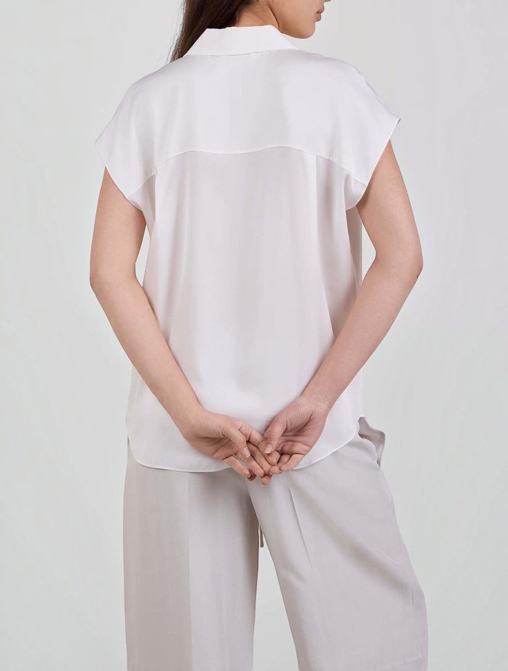 חולצה סטרץ' משי Hidden-Placket כובע מצחייה שרוול