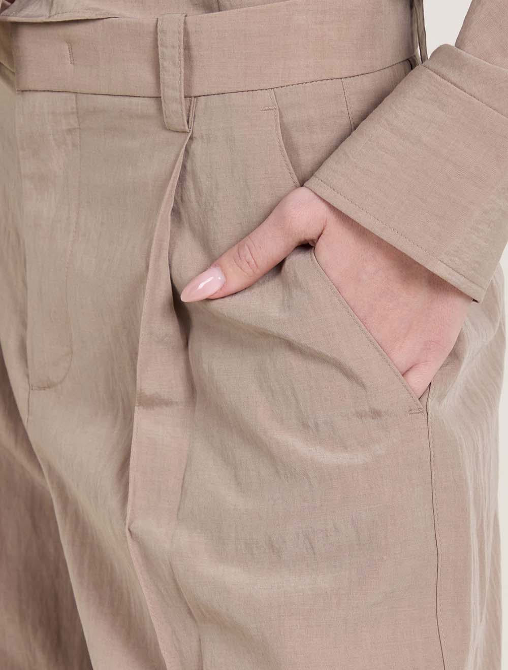 מכנסיים מחויטים