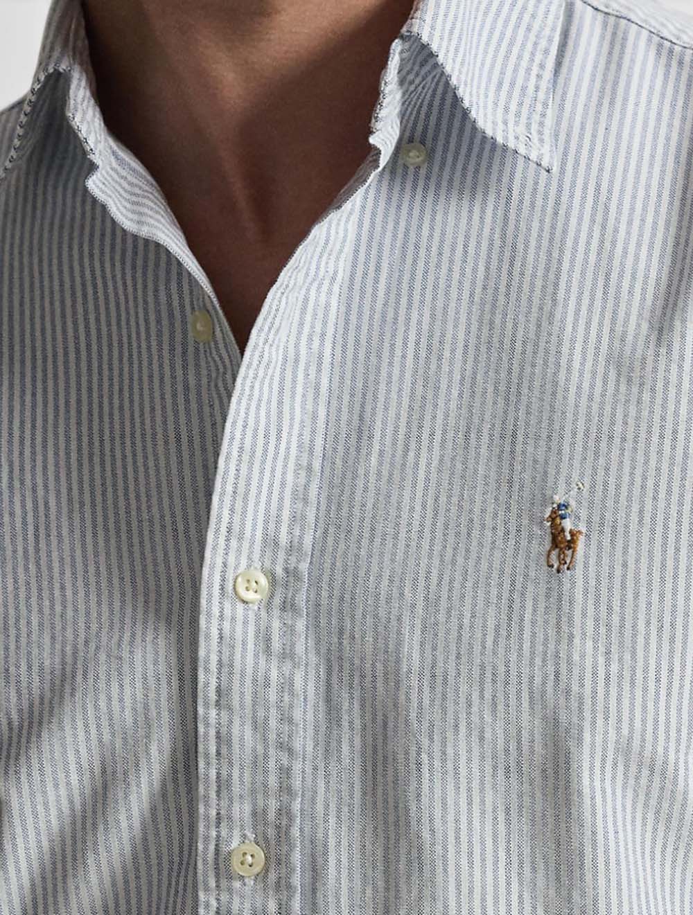 חולצת אוקספורד בגזרת קסטום פיט, בפרינט פסים