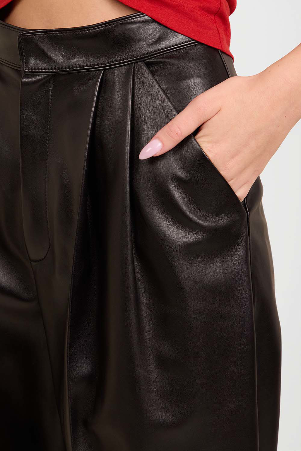 מכנסי עור מתרחבים