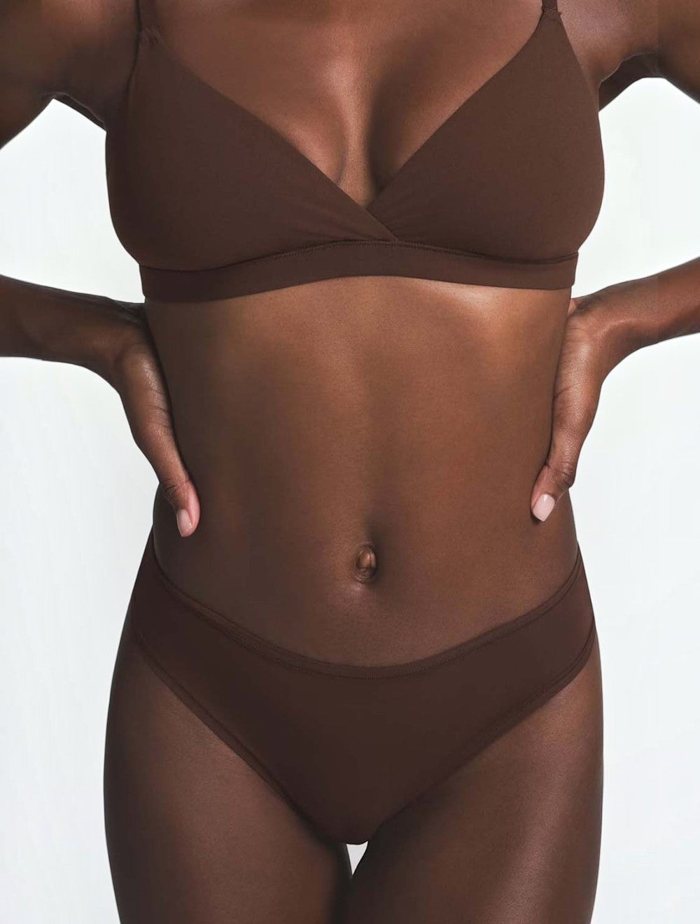 תחתוני בריף חשופים בישבן