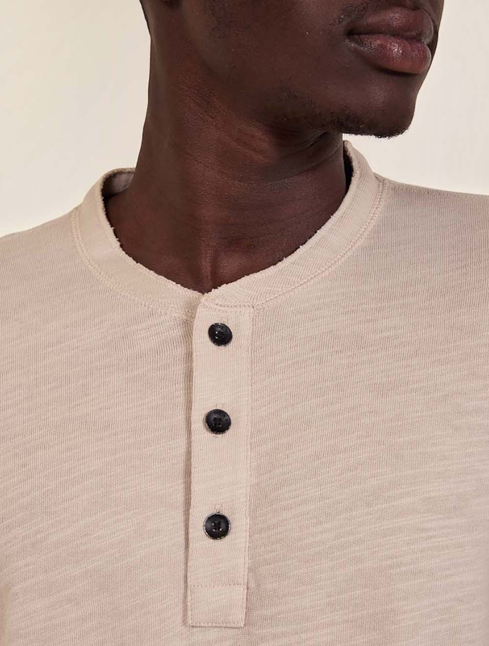 טי שירט בפרינט להבות Henley כותנה