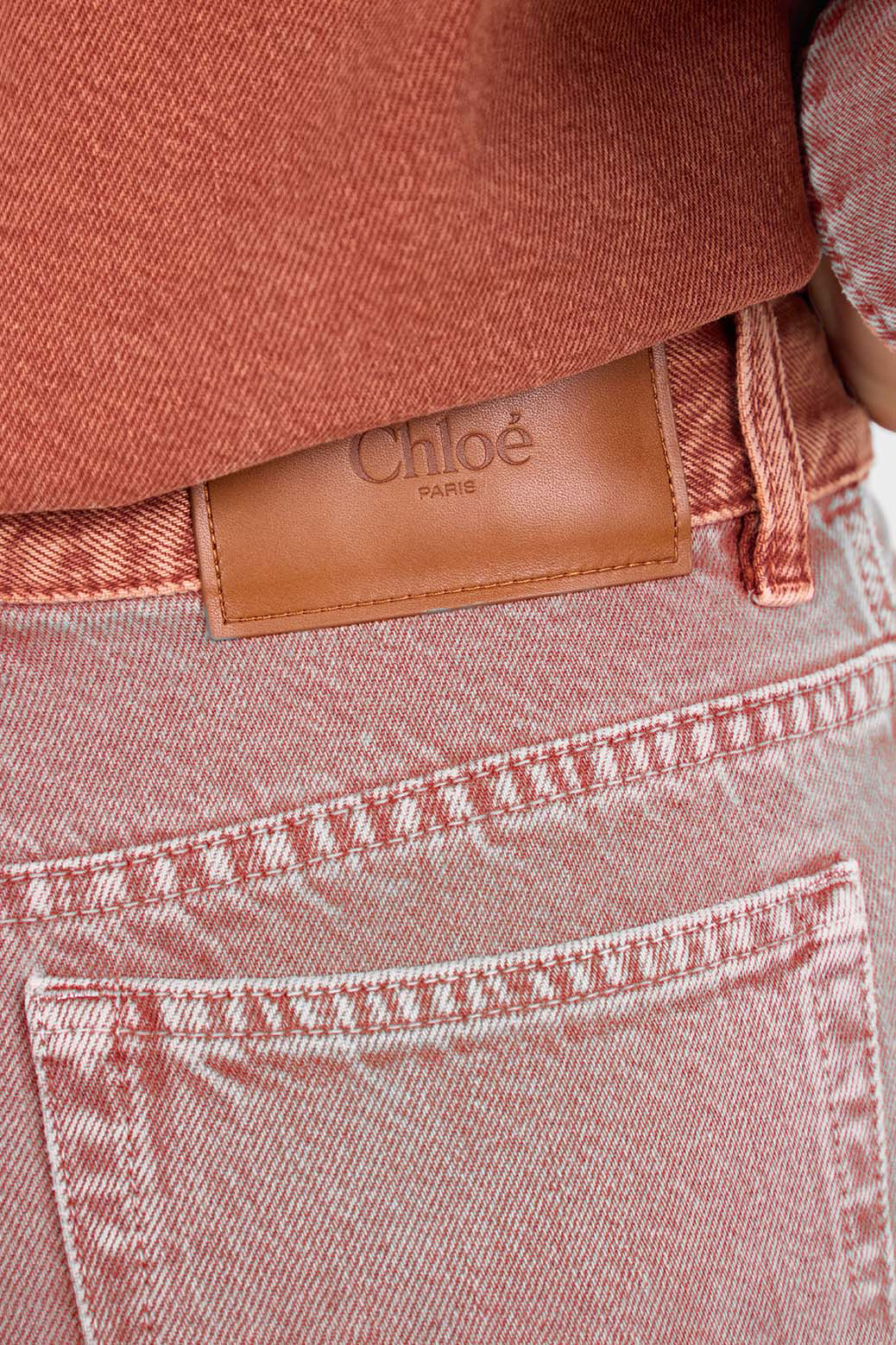 ג'ינס בגזרה ישרה