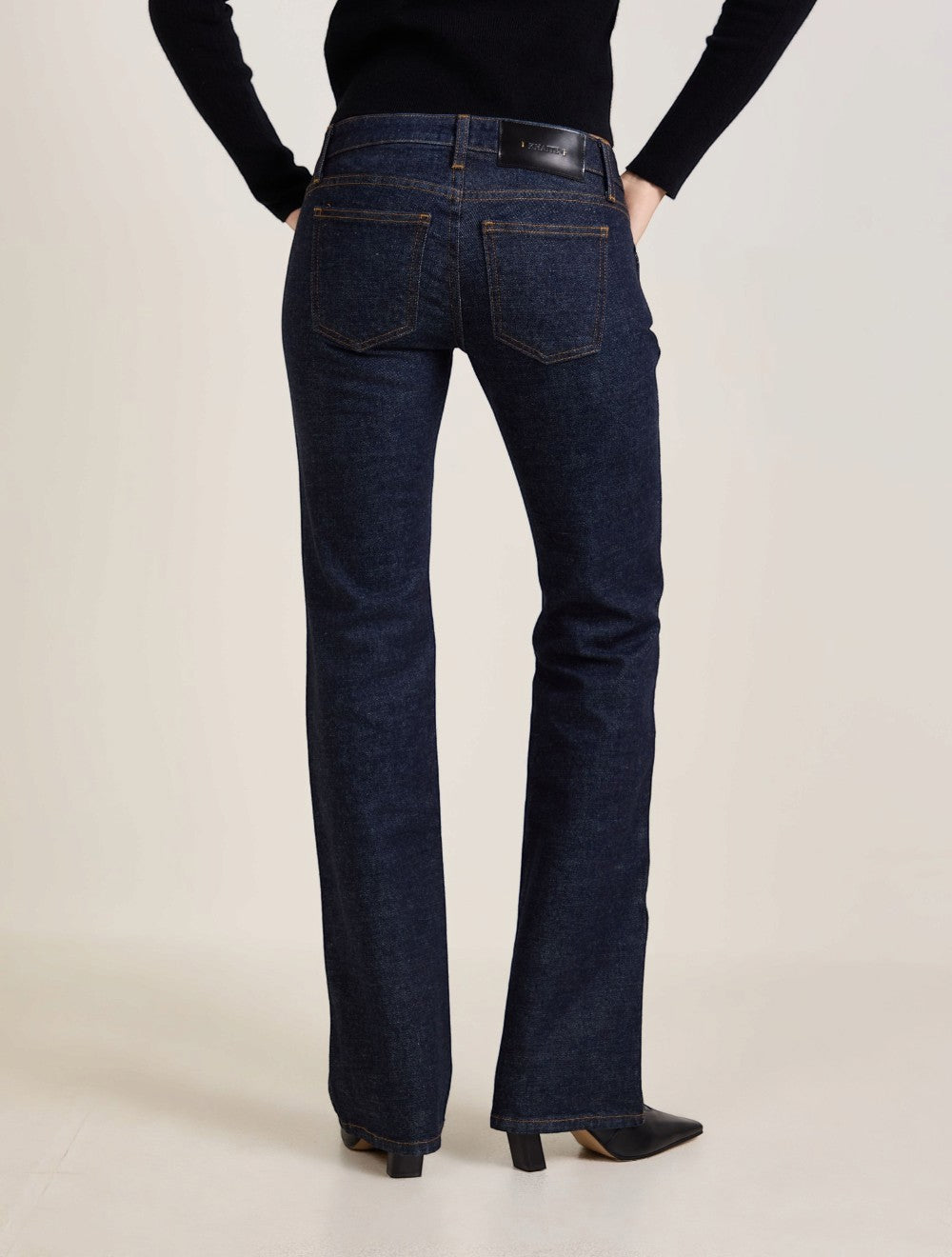 מכנסי ג'ינס בגזרת סלים