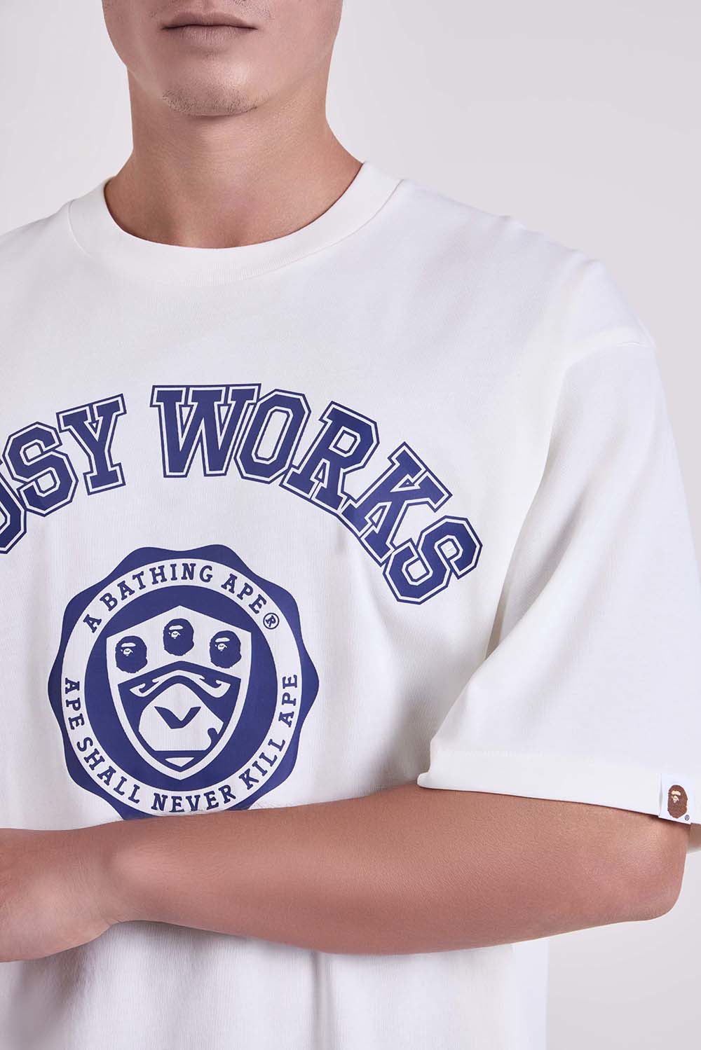 טי שירט Busy Works College רלקסד פיט כותנה