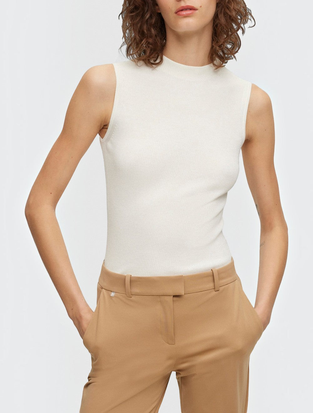 טופ ריב סרוג עם Mock Neckline
