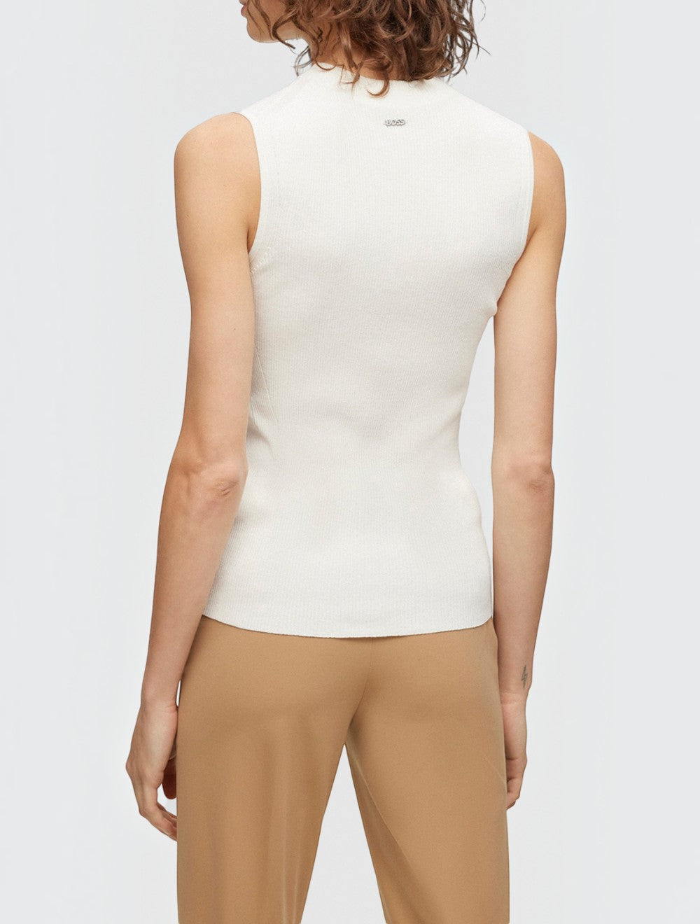 טופ ריב סרוג עם Mock Neckline