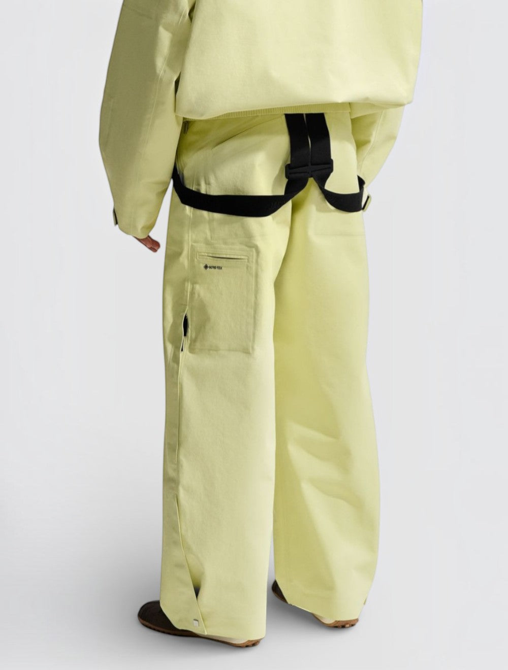 מכנסי ניילון GORE-TEX בשיתוף Jacquemus