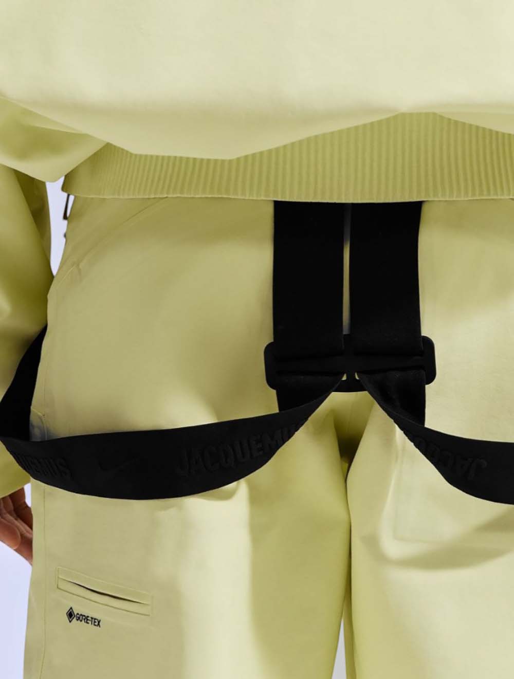 מכנסי ניילון GORE-TEX בשיתוף Jacquemus
