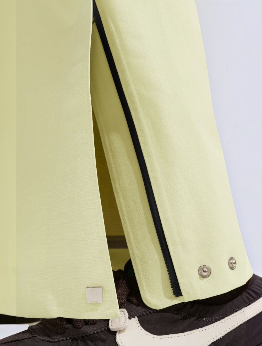 מכנסי ניילון GORE-TEX בשיתוף Jacquemus
