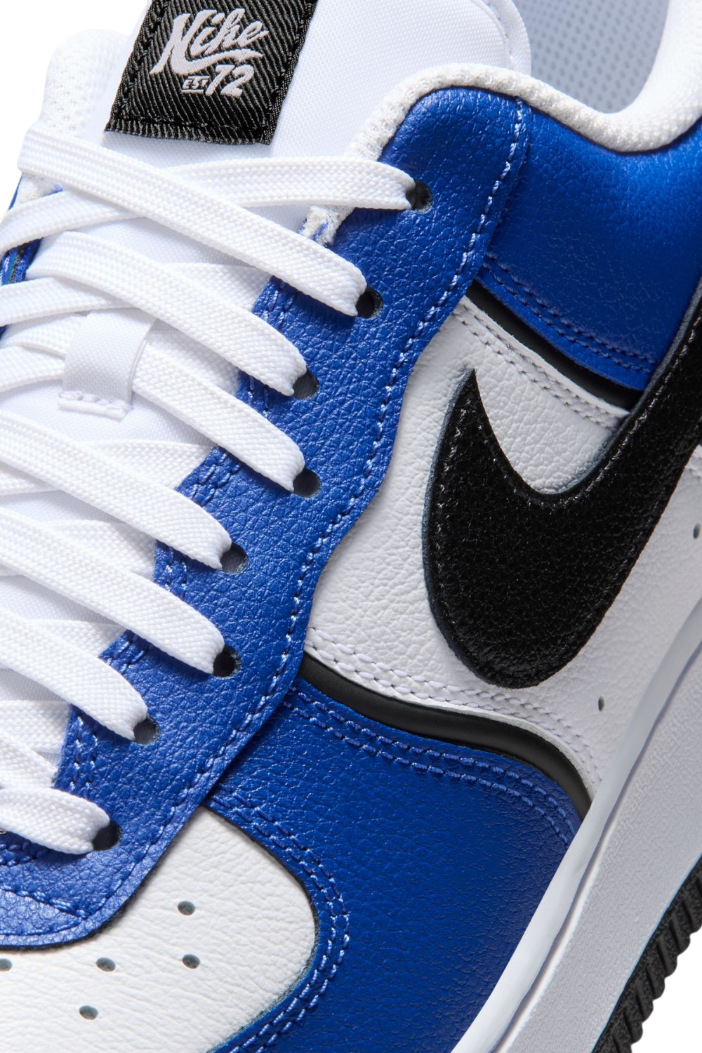 סניקרס עור Air Force 1 LV8