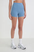 תמונת דוגמן קידמית של Align™ High-Rise Short 4