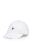 תמונה קידמית של כובע בייסבול לבן עם פרש פולו רקום
