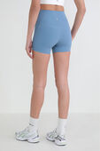 תמונת דוגמן אחורית של Align™ High-Rise Short 4