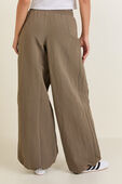 תמונת דוגמן אחורית של Crinkle nylon relaxed parachute pant
