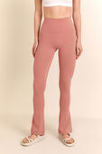 תמונת דוגמן קידמית של Align™ Mini-Flare Pant *Regular