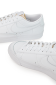 תמונת תקריב של Nike Blazer Low 77 in White