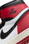 תמונת תקריב של נעלי סניקרס אייר ג'ורדן 1 רטרו