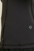 תמונת תקריב דוגמן של It`s Rulu Run Cropped Half Zip