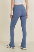 תמונת דוגמן אחורית של Align&trade; Mini-Flare Pant *Regular