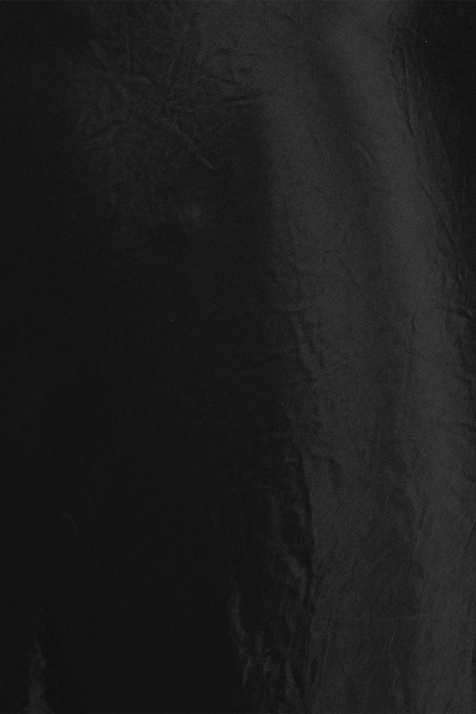 חצאית מידי סאטן בגוון שחור VINCE