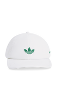 תמונת תקריב של ספורטי אנד ריץ' X אדידס כובע מצחייה