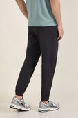 תמונת דוגמן אחורית של Zeroed In Classic-Fit Cargo Jogger Regular