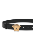 תמונת תקריב של חגורת עור שחורה עם ראש מדוזה מוזהב