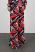 תמונת דוגמן אחורית של מכנסי משי אדומים עם הדפס