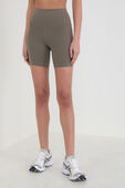 תמונת דוגמן קידמית של Align™ High-Rise Short 6