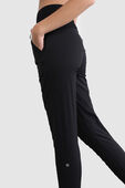 תמונת תקריב דוגמן של Dance Studio Mid-Rise Jogger