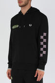 תמונת דוגמן קידמית של פרד פרי X אדיש סווטשירט קפוצ'ון שחור עם לוגו רקום