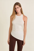 תמונת דוגמן קידמית של Modal-Silk Asymmetrical-Hem Tank