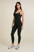 תמונת דוגמן קידמית של Align™ V-Back Bodysuit 25