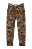 תמונה קידמית של מכנסי קארגו עם הדפס צבאי