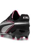 תמונת תקריב של נעלי כדורגל קינג אולטימט