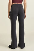 תמונת דוגמן אחורית של Drapey Softstreme Flared Pant