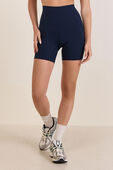 תמונת דוגמן קידמית של Align™ High-Rise Short 6