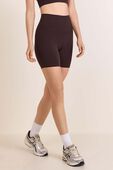 תמונת דוגמן קידמית של Align™ High-Rise Short 6''