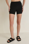 תמונת דוגמן קידמית של Align™ High-Rise Short 4