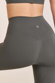 תמונת תקריב דוגמן של Align No Line™ High-Rise Pant 25