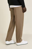 תמונת דוגמן אחורית של Utilitech&trade; Twill Relaxed Pleated Trouser