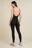 תמונת דוגמן אחורית של Align™ V-Back Bodysuit 25