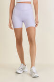 תמונת דוגמן קידמית של Wunder Under SenseKnit High-Rise Short 6''