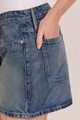 תמונת תקריב דוגמן של חצאית מיני ג'ינס